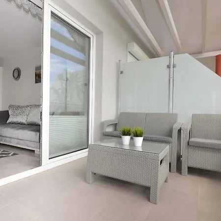 アパート Apartament Styl 1 ダルウフコ